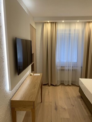 Habitació individual Deluxe | Roba de llit d'alta qualitat, cobrellits, minibar i escriptori 
