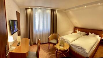 Standaard tweepersoonskamer | Luxe beddengoed, donzen dekbedden, een minibar, een bureau