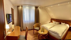 Standard Double Room | Peralatan tempat tidur premium, gebar bulu kapas, bar mini, meja 