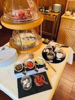 Se ofrece un desayuno bufé todos los días (16 EUR por persona)