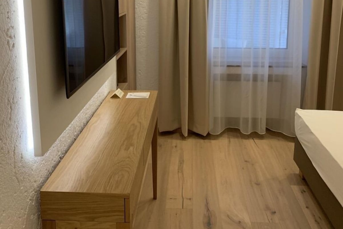 Hochwertige Bettwaren, Daunenbettdecken, Minibar, Schreibtisch