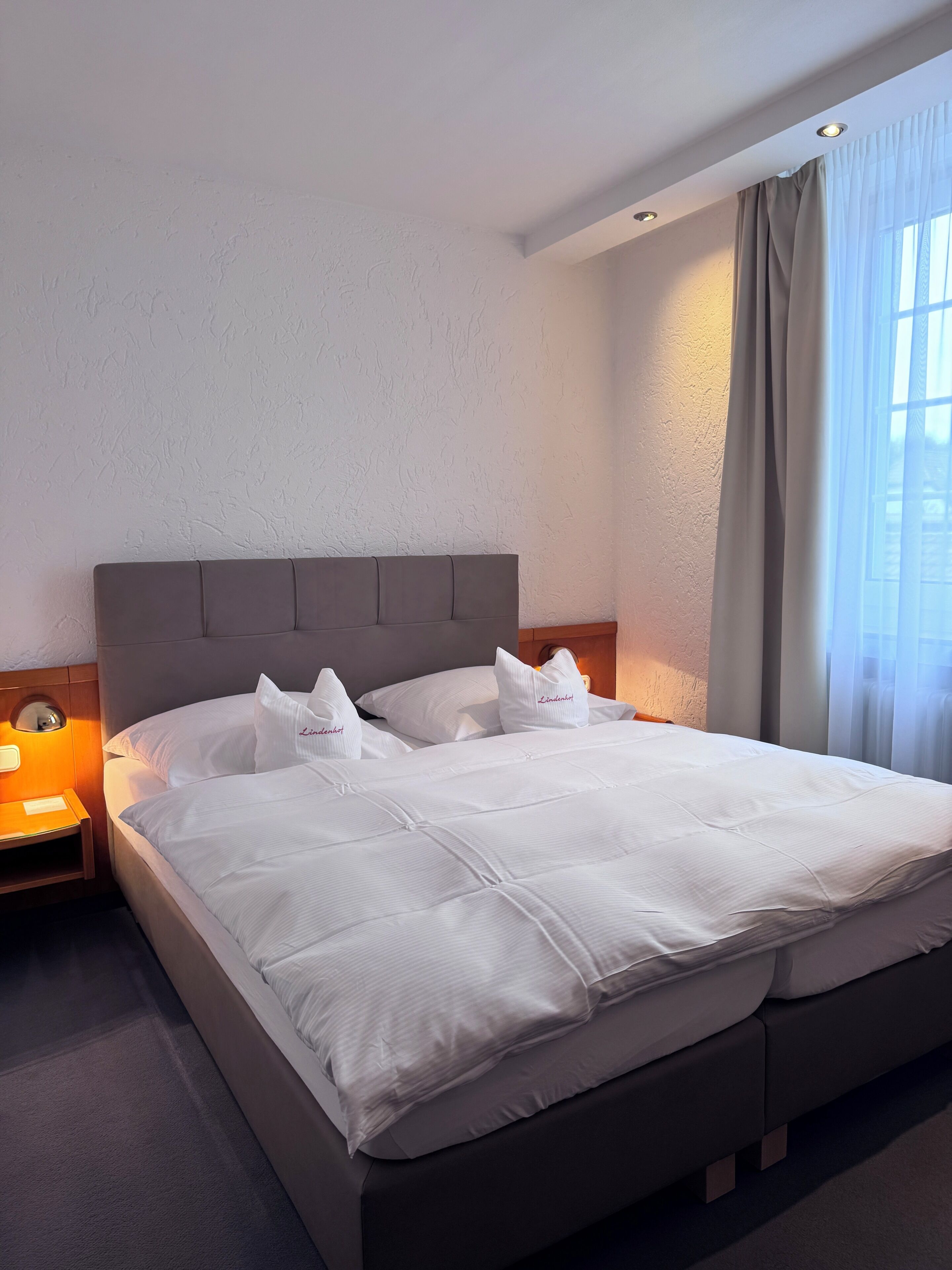 Quarto solteiro standard | Roupas de cama premium, edredons de pluma, frigobar, escrivaninha