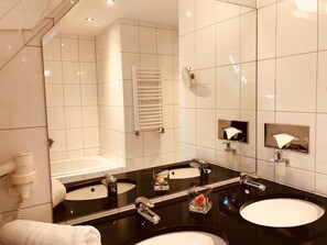 Junior-Suite | Badezimmer | Kostenlose Toilettenartikel, Haartrockner, Hausschuhe, Handtücher