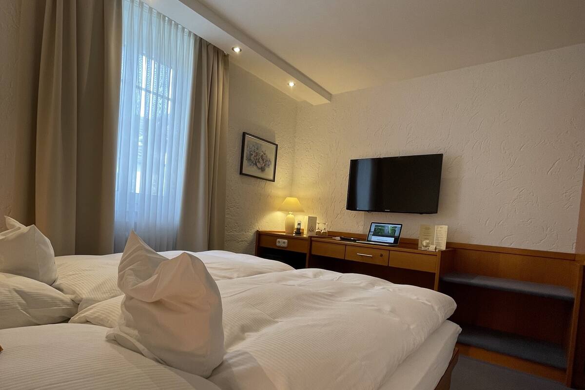 Habitación individual estándar | Ropa de cama de alta calidad, edredón, minibar y escritorio