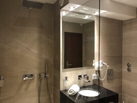Quarto solteiro luxo | Banheiro | Produtos de toalete grátis, secador de cabelo, chinelos