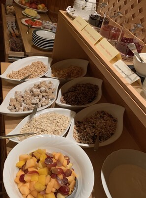 TĂ€gliches FrĂŒhstĂŒcksbuffet (16 EUR pro Person)