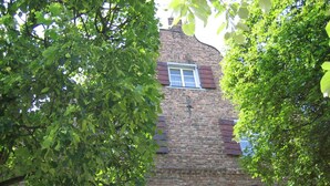 Un bâtiment en briques avec une fenêtre et une porte.