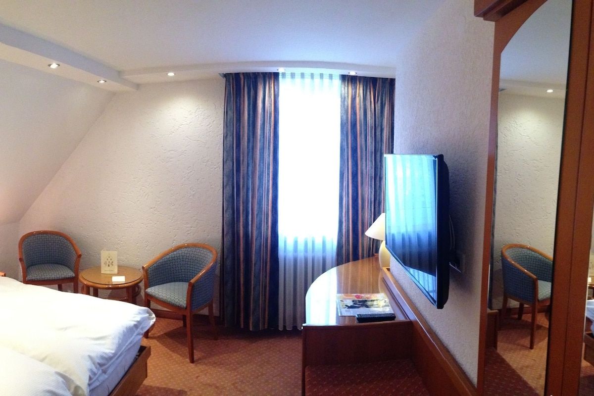 Hochwertige Bettwaren, Daunenbettdecken, Minibar, Schreibtisch