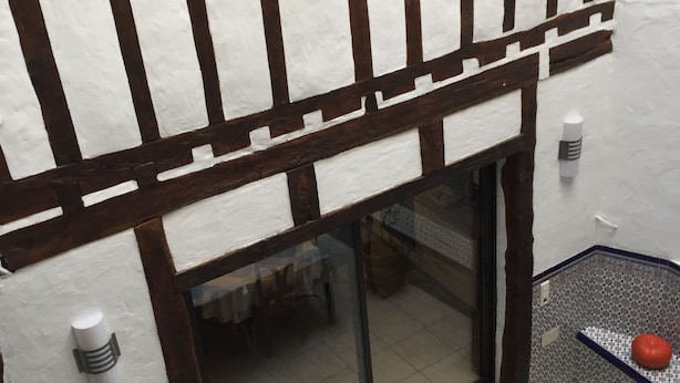 Une pièce dotée d’une grande fenêtre, d’une porte-fenêtre coulissante et d’un plancher carrelé.