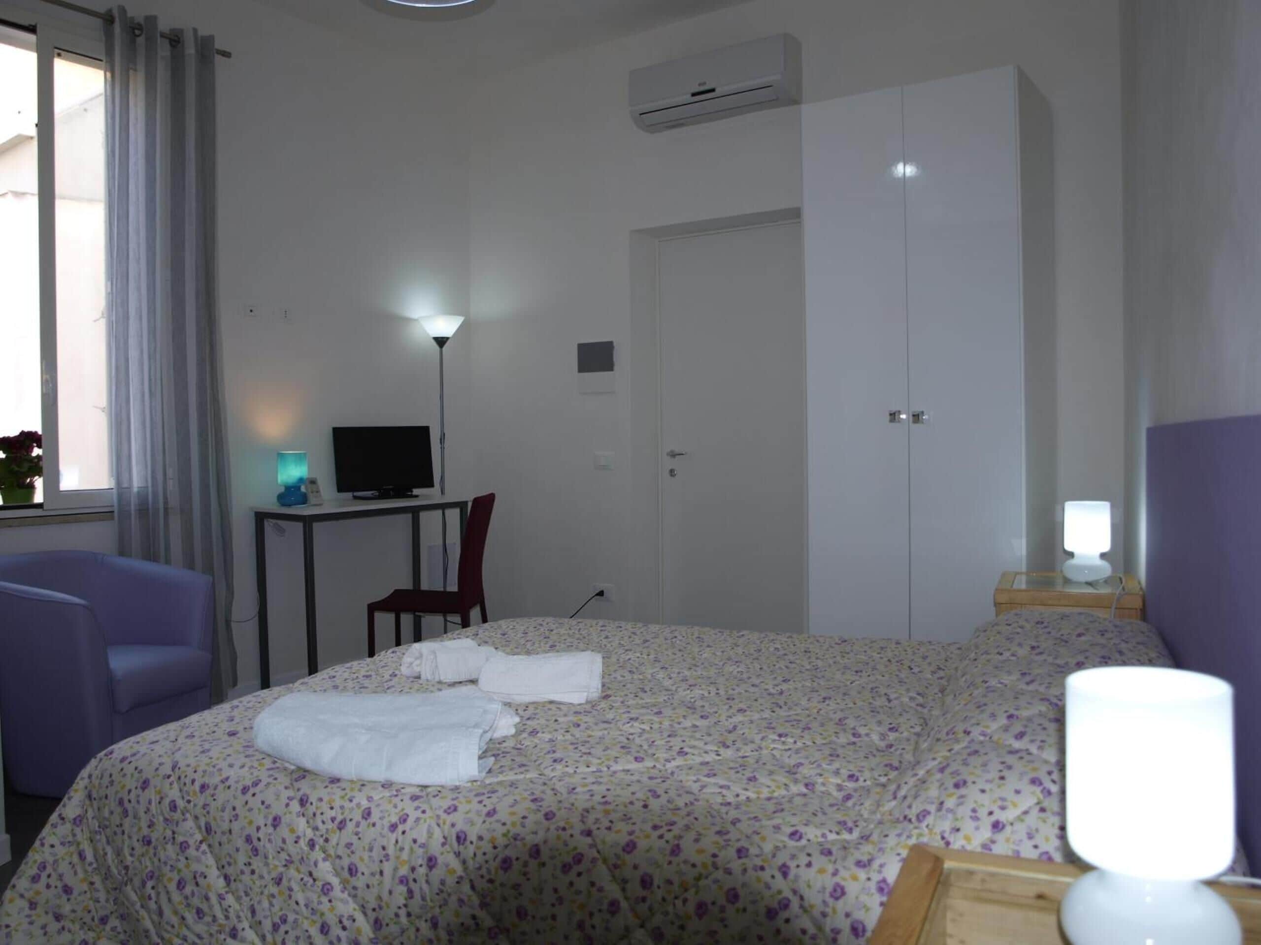 Driepersoonskamer, en-suite badkamer | Een minibar, een bureau, verduisterende gordijnen, geluiddichte muren