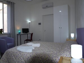 Habitación triple, baño en la habitación | Minibar, escritorio, cortinas blackout y insonorización