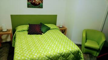 Frigobar, escrivaninha, cortinas blackout, quartos à prova de som