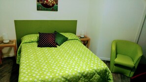 Frigobar, escrivaninha, cortinas blackout, quartos à prova de som