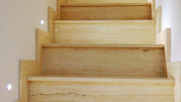 Una escalera de madera con techo azul.