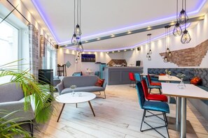 Ein modernes Interieur mit Essbereich, Küche und Sitzgelegenheiten.