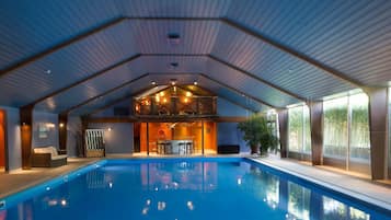 Indoor pool, sun loungers