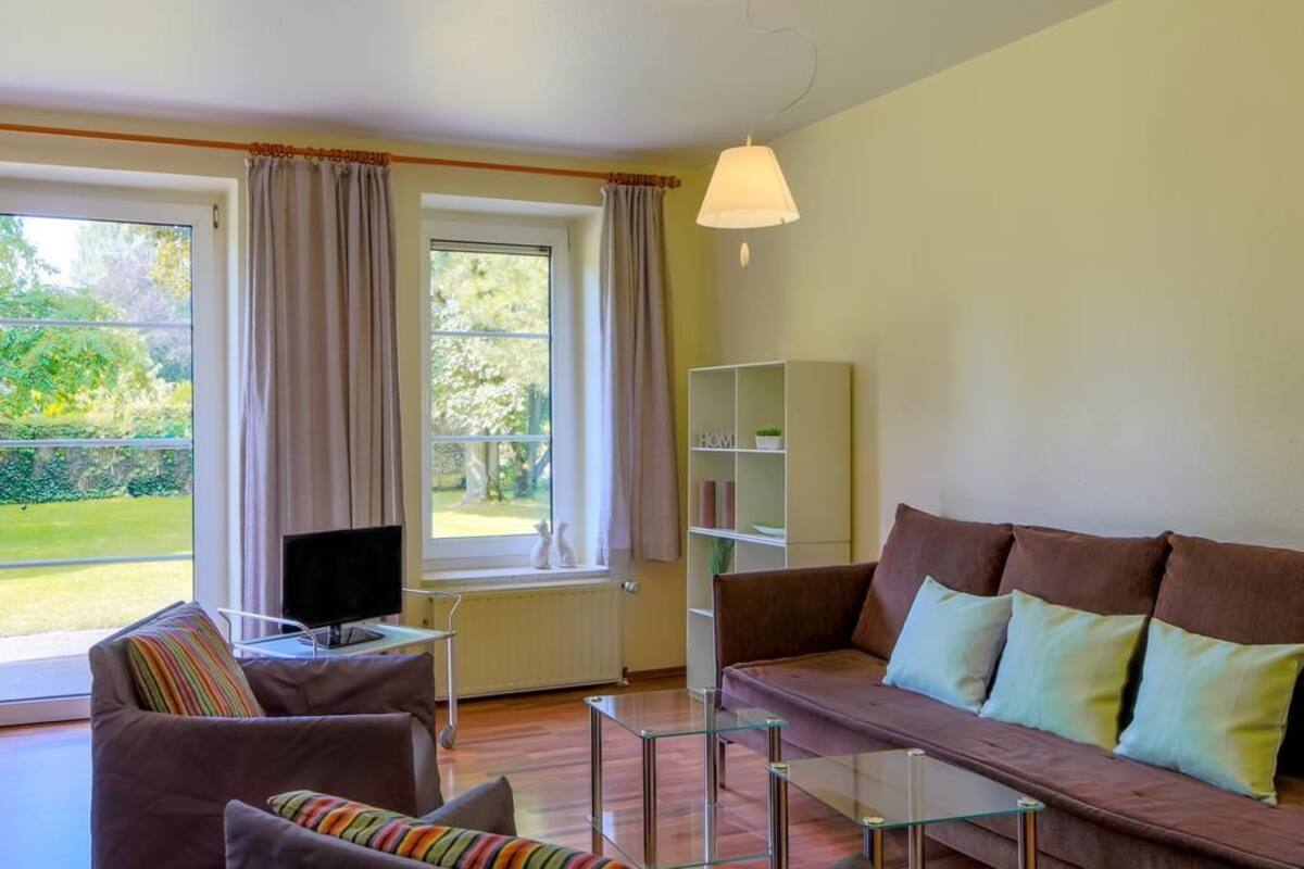 suite | living room | flat-screen tv