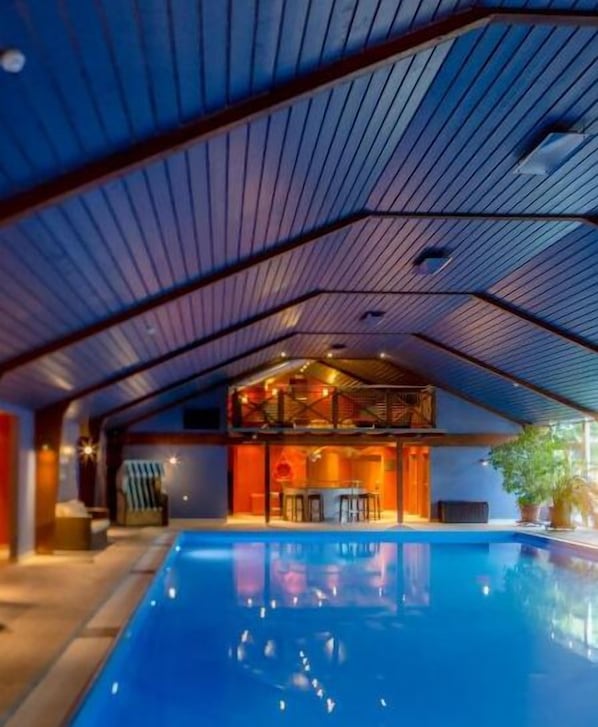 Indoor pool, sun loungers