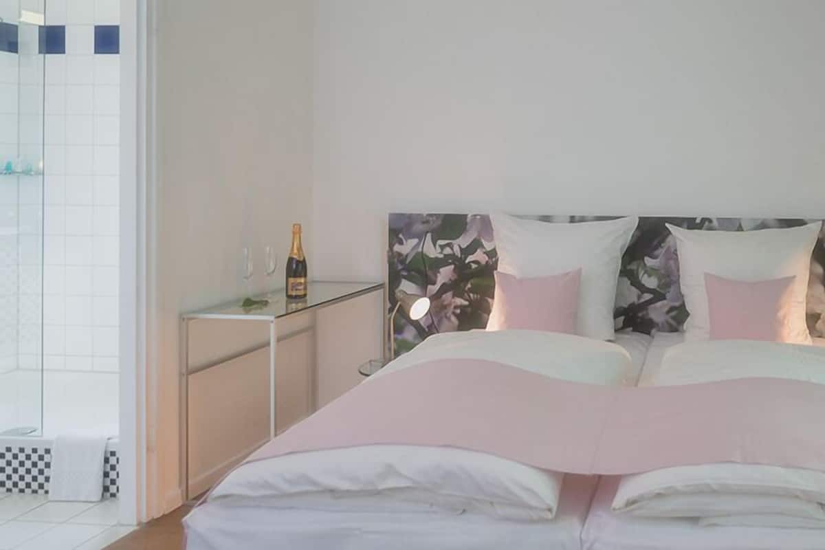 in-room safe, cots/infant beds, rollaway beds, bed sheets