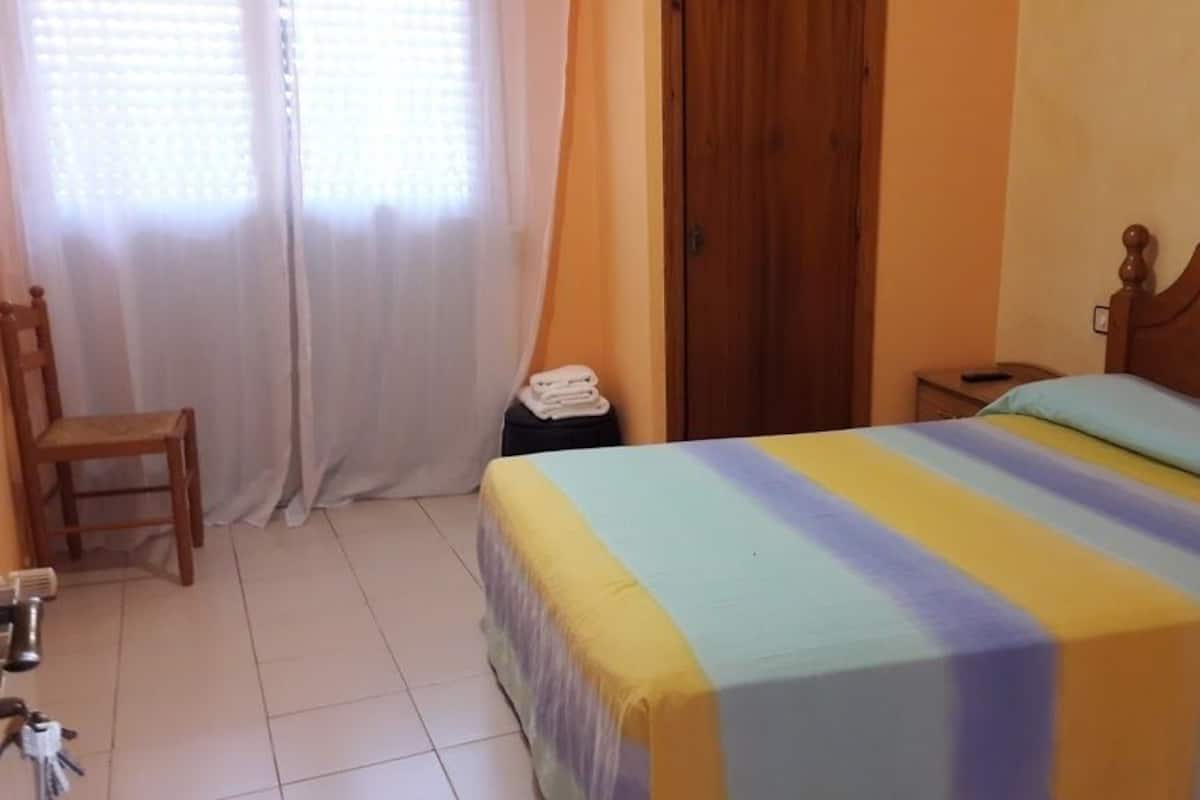 Habitación básica doble, 1 cama matrimonial | 1 habitación, ropa de cama de alta calidad y cortinas blackout