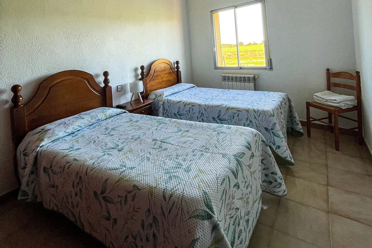 Habitación básica con 2 camas individuales, 2 camas individuales, baño compartido, vista a la colina | 1 habitación, ropa de cama de alta calidad y cortinas blackout