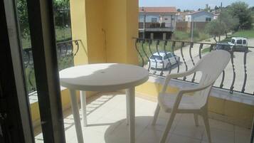 Comfort driepersoonskamer | Terras