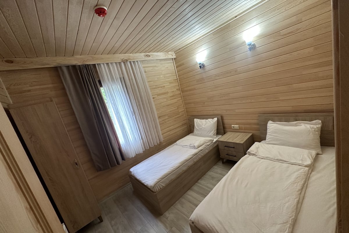 2 slaapkamers, een bureau, geluiddichte muren