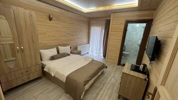 Desk, soundproofing, iron/ironing board, free WiFi