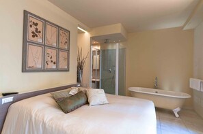 標準雙人或雙床房 | 高級寢具、迷你吧、書桌、隔音