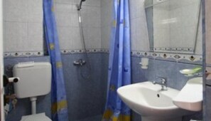 Shower, towels - Hotel Kirios (Nessebar)