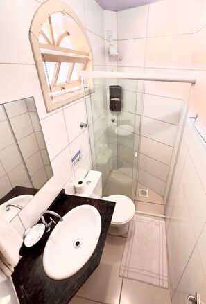 Twin Room | Bathroom | Shower, towels - Hotel Residencial Ilha Bela (Florianópolis)