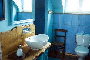 Douche, articles de toilette gratuits, sèche-cheveux