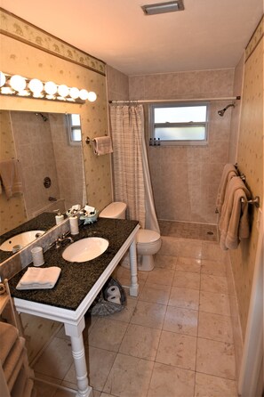 Duplex, 2 chambres, vue sur la baie, côté jardin | Salle de bain | Douche, articles de toilette (gratuits), séchoir à cheveux