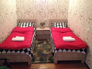 Camera familiare con letto matrimoniale o 2 letti singoli, 1 camera da letto | 1 camera, una scrivania, insonorizzazione, ferro/asse da stiro