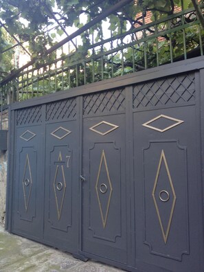 Exterior detail - Nika7 (Tbilisi)
