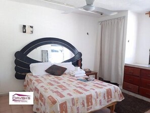 Habitación estándar, balcón | Tabla de planchar con plancha y wifi gratis