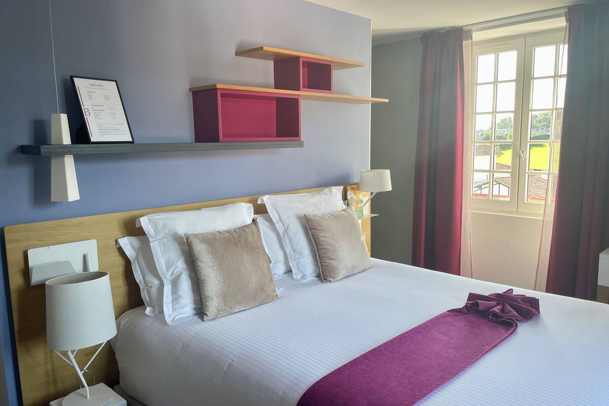 Premium bedding, minibar, in-room safe, laptop workspace