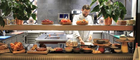 Petit déjeuner buffet (25 EUR par personne)