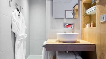 Baño | Ducha, secador de pelo, albornoces y zapatillas
