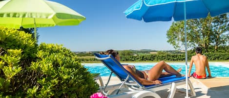 Piscine extérieure, parasols de plage, chaises longues