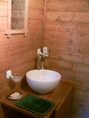 Chuveiro, produtos de toalete grátis, toalhas de banho 