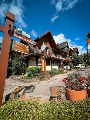 Een gebouw met een bord waarop 'Borges de Medellín' en 'Correio Hospital P.M. Gramado' staan.