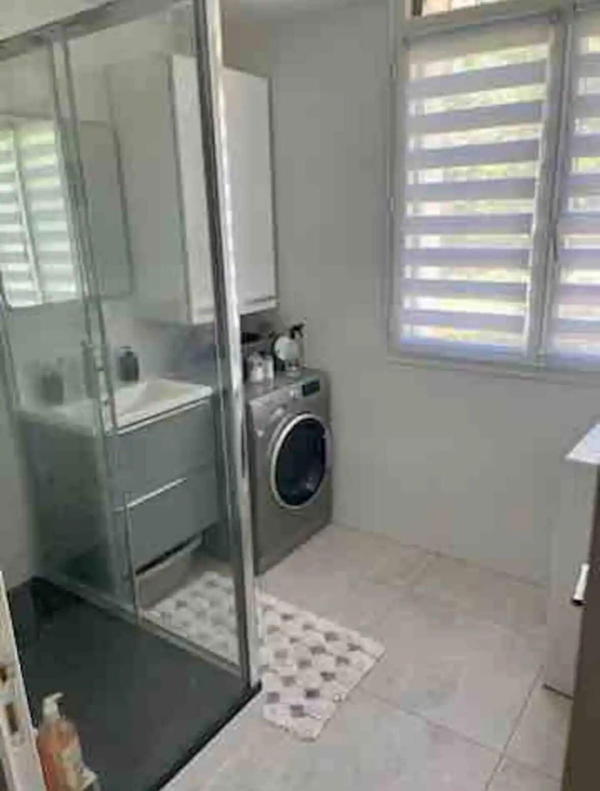 Combined shower/bathtub, hair dryer, towels
