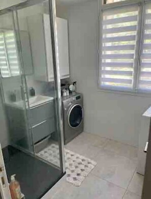 Ducha y bañera combinadas, secador de pelo y toallas