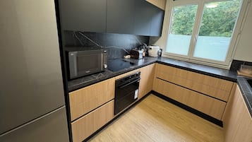 Une Chambre Privée Chez l'Habitant | Cuisine privée | Réfrigérateur, micro-ondes, four, plaque de cuisson