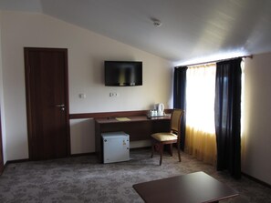 房內夾萬、書桌、摺床/加床 (收費)、免費 Wi-Fi