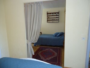 Classic Triple Room, Multiple Beds (Glycine) | Premium bedding, individually decorated, individually furnished - Chambre d'hôtes La Roncellière (Bourgvallées)