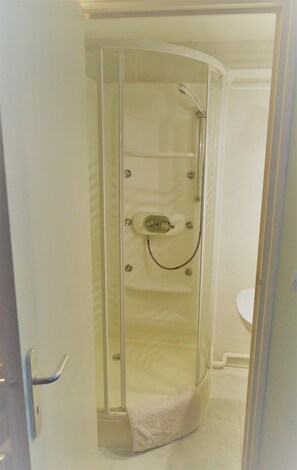 Bathroom shower - Chambre d'hôtes La Roncellière (Bourgvallées)