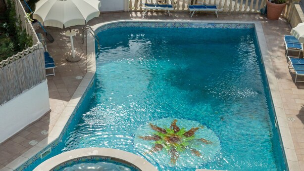 A swimming pool with a hot tub, sun loungers, and umbrellas. - Hotel Pineta (Vico del Gargano)
