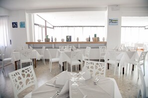 Phục vụ bữa sáng, bữa trưa và bữa tối 